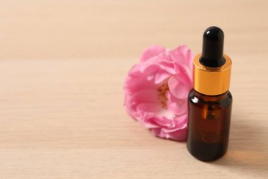 Beyaz arka planda gerekli yağ şişesi ve taze çiçekler.