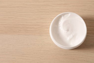 Şeffaf bir kavanozda krema