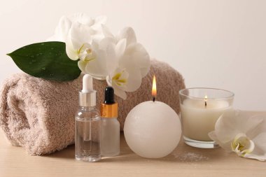 ışık masasında kozmetik yağ ve spa tedavisi ile kompozisyon