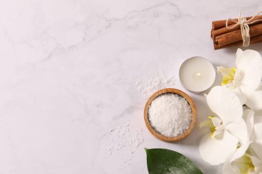 Bir kase vanilya tozu ve beyaz mermer masa üzerinde çiçekler düz yerde. Metin için boşluk