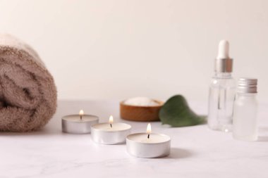 Beyaz mermer arka planda doğal kozmetik ürünleri içeren spa kompozisyonu