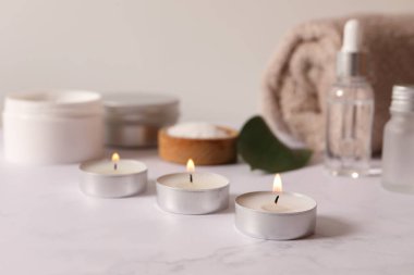 Masada yanan mumlarla kompozisyon