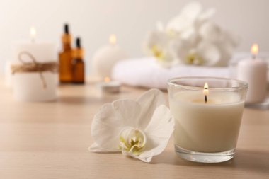 Masada yanan mum ve çiçekler olan kompozisyon. spa tedavisi