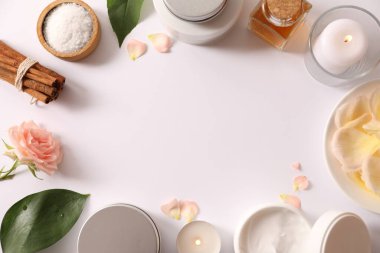 beyaz zemin üzerinde güzel spa ürünleri olan düz konum