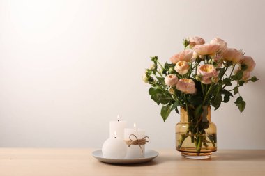 Masada güzel güller olan vazo.