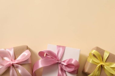 Pembe arkaplan üzerinde hediye kutuları, üst görünüm