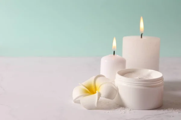 Kuuroord Compositie Met Witte Kaarsen Bloem Handdoek Lichte Achtergrond Bovenaanzicht — Stockfoto