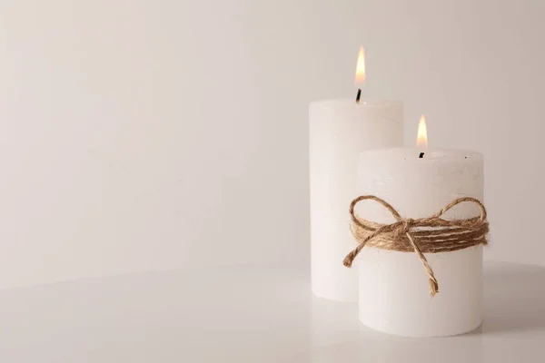 点着的蜡烛和白色背景的圣诞装饰 — 图库照片