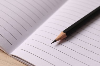Defter masanın üstünde.