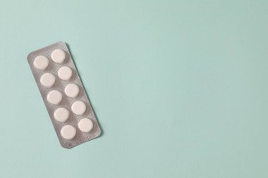 hapları üzerinde mavi bir arka plan.