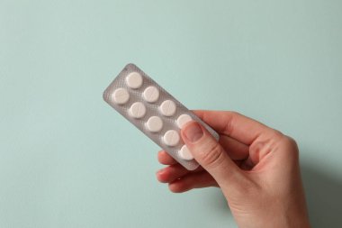 kadın el bir hap tutarak.