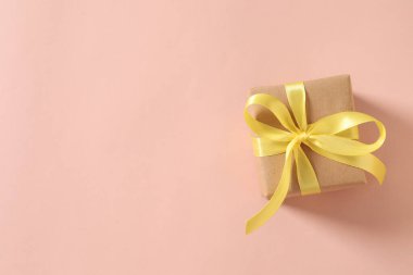 Pembe bir arka plan üzerinde güzel hediye kutusu