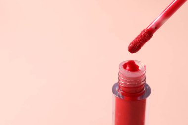 Kırmızı arkaplanda tırnak bakımı, üst görünüm