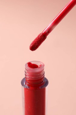 Beyaz arka planda kırmızı ruj. Kapat - kapat