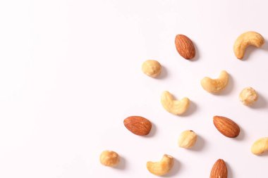 Hafif arka planda lezzetli fındıklı kompozisyon