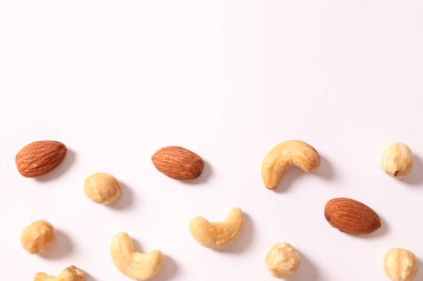 Beyaz arka planda lezzetli fındık ve fındık çeşitleri