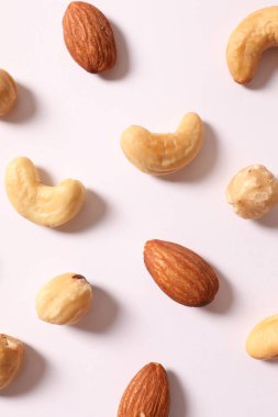Beyaz arka planda kabuklu fıstıklar. Üst görünüm, boşluk kopyala
