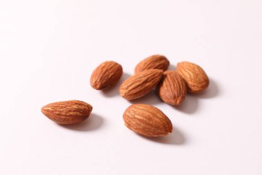 Beyaz arkaplanda taze badem yığını