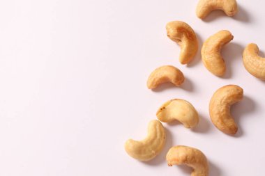 Hafif arka planda taze kaju fıstığı