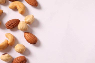 Işık arkaplanda fındıklı kompozisyon, yakın plan