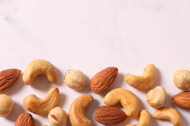 Beyaz arka planda kaju fıstığı.