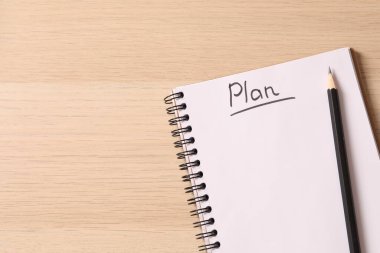 Metin planı ve kalemi olan bir defter
