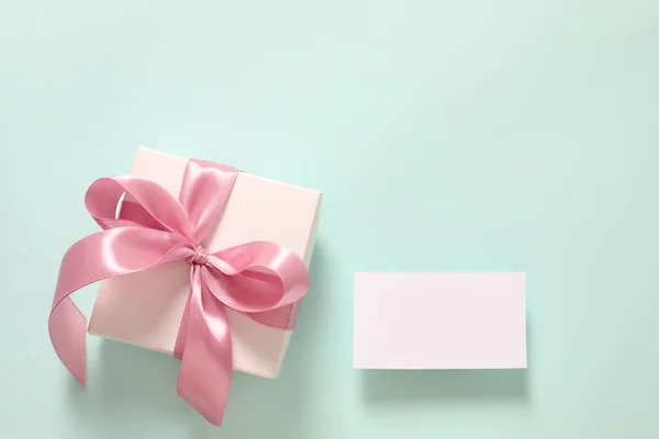 Ροζ Κουτιά Δώρου Ροζ Χαρτί Λευκή Κάρτα Ροζ Κορδέλα Φιόγκο — Φωτογραφία Αρχείου
