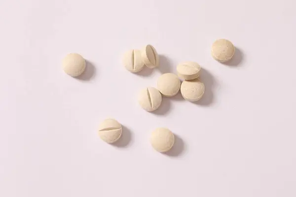 Comprimidos Brancos Com Uma Pílula Sobre Fundo Rosa — Fotografia de Stock
