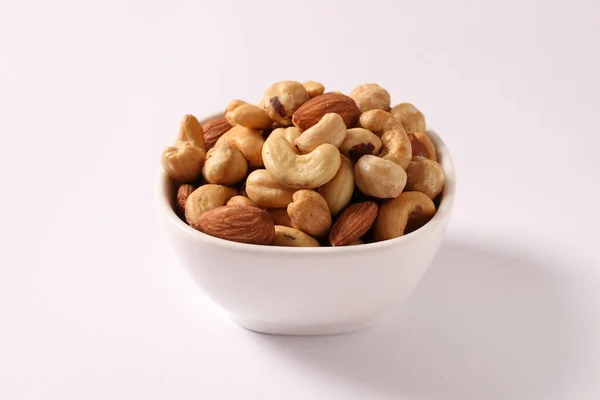 Beyaz arkaplanda fındıklar