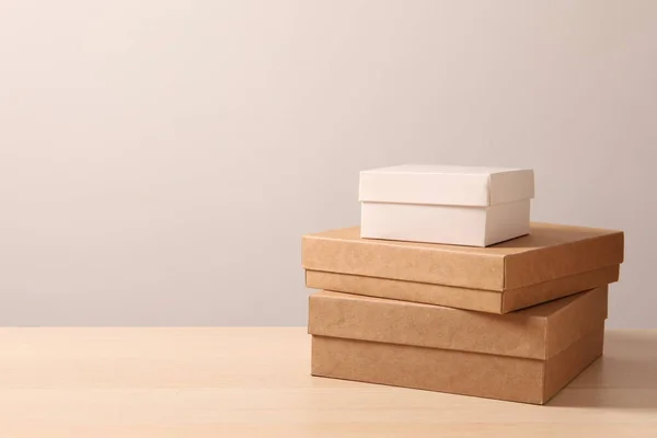 Hromada Bílých Papírových Krabic Hnědém Pozadí — Stock fotografie