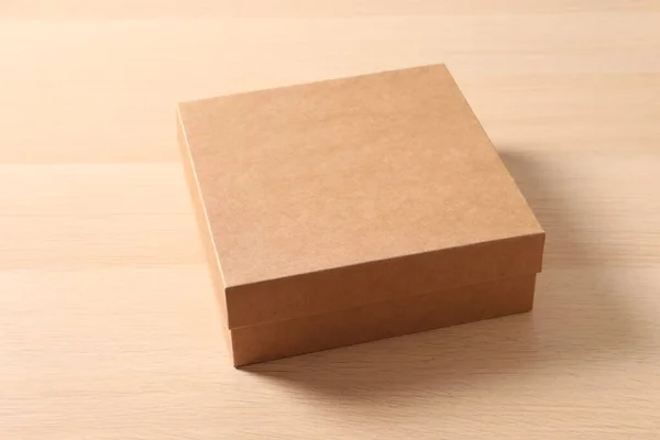 Puste Brązowe Pudełko Papierowe Drewnianym Tle Stołu — Zdjęcie stockowe