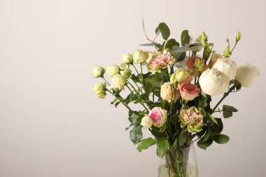 Cam bir vazoda güzel beyaz güller.