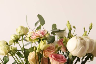 Beyaz ve pembe güller