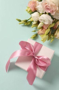 Kadınlar günü için hediye ve çiçekler.