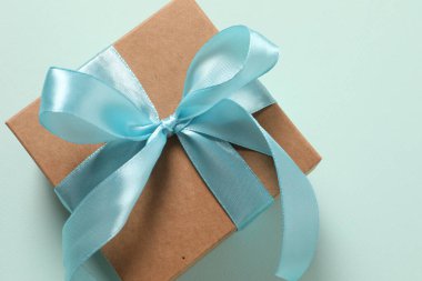 Renkli arkaplanda hediye kutusu ve kurdele