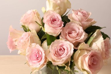 Güzel bir buket taze gül.