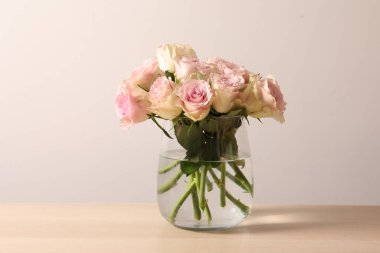 Güzel bir buket pembe şakayık.