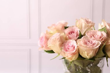 Masada vazo da güzel çiçek buketi