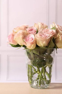 Beyaz arka planda güzel güller.