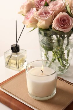yanan mum ve çiçekler masada, yakın plan