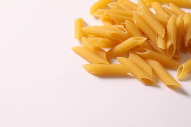 İtalyan yemeği. Beyaz arkaplanda pişmemiş makarna
