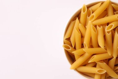 Fırında pişmemiş İtalyan makarnası..