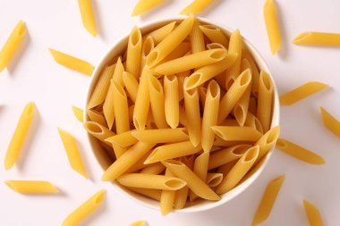 Beyaz arka planda bir kasede makarna