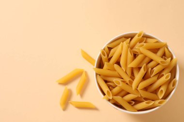 Arka planda pişmemiş makarna ile kase