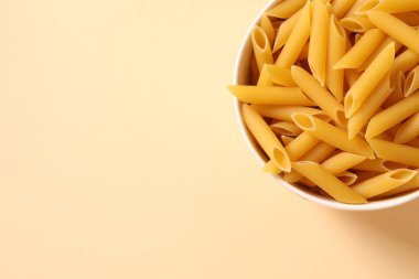 Fırında pişmemiş İtalyan makarnası..