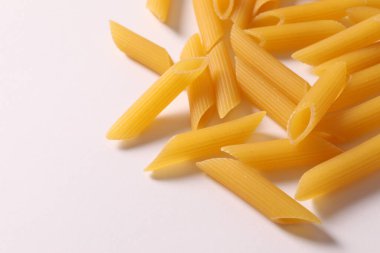 Beyaz arka planda İtalyan makarnası. Kapat..