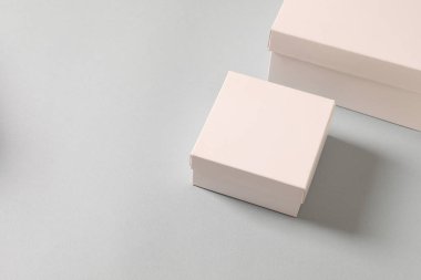 Açık arkaplanda boş beyaz karton ambalaj, kopyalama alanı, üst görünüm