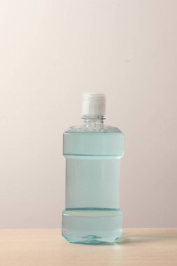 Açık renkli su şişe