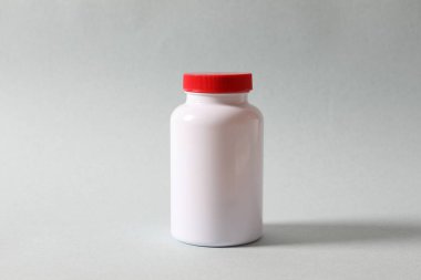 Kesme yolu olan beyaz arkaplanda izole edilmiş boş bir yoğurt şişesi.