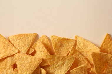 Beyaz arka planda bir kase lezzetli cips. Metin için boşluk